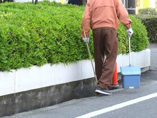 側溝の泥上げ